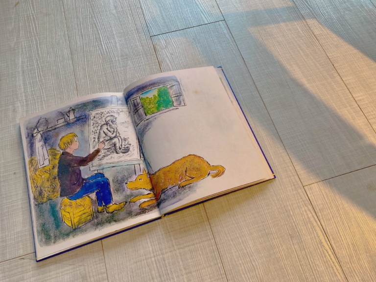 絵を描くネロとパトラッシュ